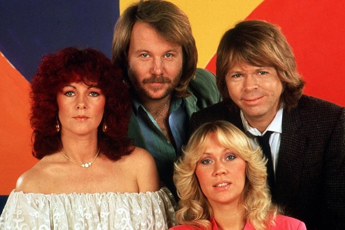 Az ABBA együttes két vadonatúj számmal jelentkezik több mint három évtizeddel az után, hogy tagjai utoljára vonultak be együtt lemezfelvételre egy stúdióba. "Nem várt következménye lett annak a döntésnek, hogy összehozunk egy ABBA avatár turnét. Mind a négyen úgy éreztük, hogy 35 év után jó mulatság lesz újra összefogni és stúdióba vonulni" - fogalmaztak pénteken kiadott közös közleményükben. A két szám közül az egyik címe I Still Have Faith In You (Még mindig hiszek benned), a dalt decemberben sugározza majd a BBC brit és az NBC amerikai televízió egy showműsorban, amelyben az ABBA tagjainak digitális avatárjai adják majd elő - írja a BBC News. Újabb közös munkájukról az ABBA tagjai azt írták, "onnan kezdtük el, ahol abbahagytuk: olyan volt az egész, mintha megállt volna az idő, és csak egy rövid szünetre váltak külön útjaink". Goral Hanser, az ABBA szóvivője az új dalokról közölte: "hangzásuk a megszokott lesz, de modern is". "A stúdiómunka olyan volt, mint a régi időkben" - mondta az Aftonbladet svéd napilapnak nyilatkozva. Hanser hangsúlyozta, az együttes nem fog élőben fellépni, csupán hologramok lesznek a jövőbeni ABBA avatár turnén. "Nem várható el tőlük, hogy újra összeálljanak a színpadon. Nem fogják megtenni" - tette hozzá. Az ABBA 1972-ben alakult, az Agnetha Fältskog, Anni-Frid Lyngstad, Björn Ulvaeus és Benny Andersson alkotta svéd csapat 1974-ben vívta ki magának a nemzetközi hírnevet, miután Waterloo című számukkal megnyerték az Eurovíziós Dalfesztivált. 1982-ben váltak szét útjaik, utoljára 1986-ban álltak együtt színpadon. Az elmúlt évtizedekben 400 millió példányban keltek el albumaik. Az elmúlt évtizedekben ellenálltak minden felhívásnak az újabb közös zenélésre, 2000-ben például állítólag egymilliárd dolláros ajánlatot kaptak egy turnéra. 2013-ban Agnetha Faltskog egy BBC-interjúban arról beszélt, hogy a múltban ő volt az, aki ki akart válni az együttesből. "Rég volt, öregszünk, éljük a magunk különböző életét" - magyarázta. Az új dalokról szóló bejelentés bombahír a rajongóknak, akiket idén elkényeztet a londoni South Bank kulturális központban rendezett kiállítás a svéd együttes karrierjéről, miközben Bjorn Ulvaeus és Benny Andersson Tim Rice-szal közösen írt Chess (Sakk) című musicaljét is felújítják Londonban. A Mamma Mia című film folytatását Amanda Seyfried, Lily James és Cher főszereplésével július 20-án mutatják be a mozik.