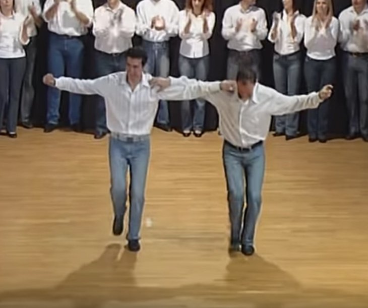 Ez a két férfi bemutatja, hogy miként kell járni a görög szirtaki táncot!