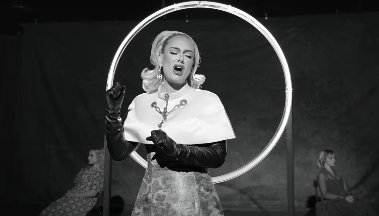 Vadonatúj videóklippel idította az évet Adele