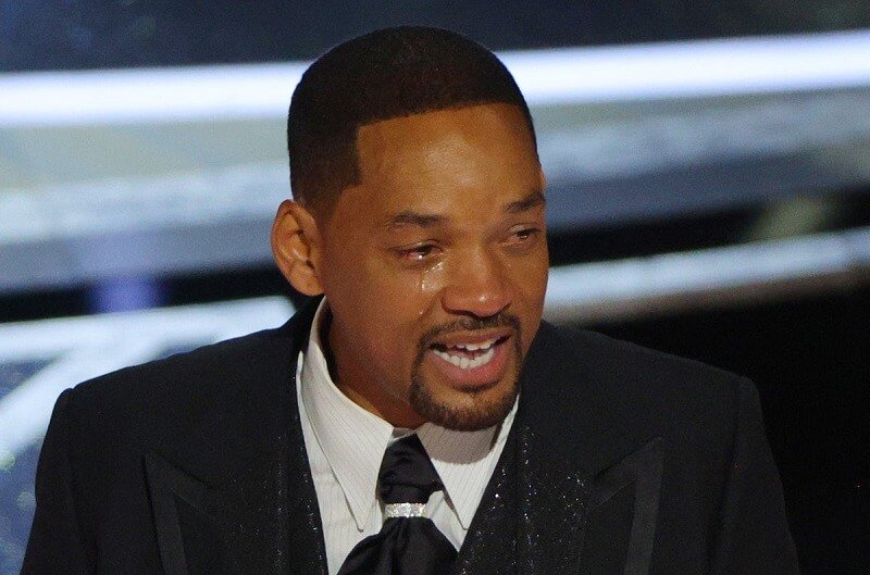 Will Smith sírva kért bocsánatot, miután megütötte Chris Rockot a színpadon
