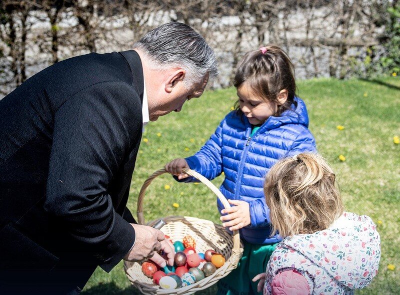 Orbán Viktor unokáit is meglocsolta, verset is mondott 
