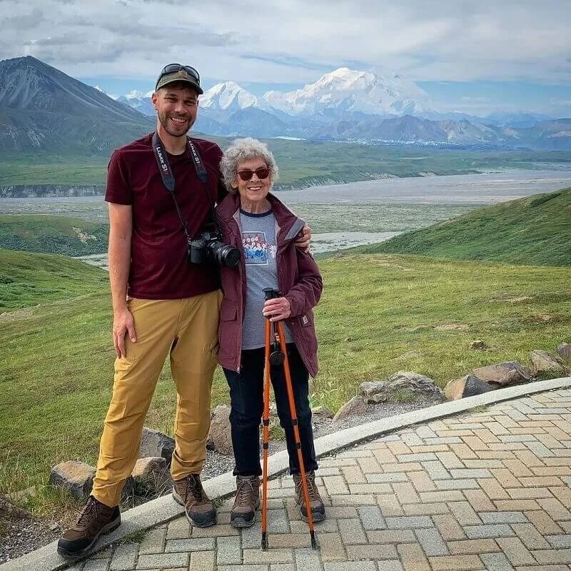 A 85 éves nagymama még soha nem látott hegyeket, ezért az unokájával bejárták mind a 63 amerikai nemzeti parkot