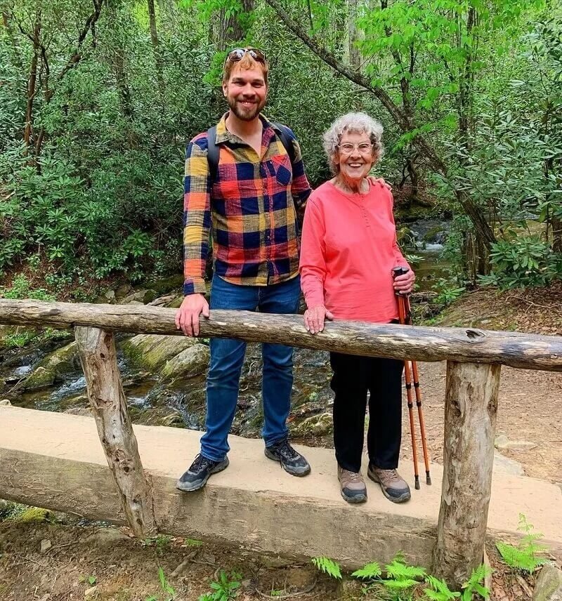 A 85 éves nagymama még soha nem látott hegyeket, ezért az unokájával bejárták mind a 63 amerikai nemzeti parkot
