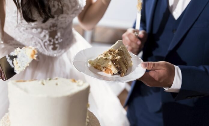 Egy nappal az esküvő után, válni akar a menyasszony: a férje belenyomta a fejét a tortába, pedig előre megkérte rá, hogy ne tegye