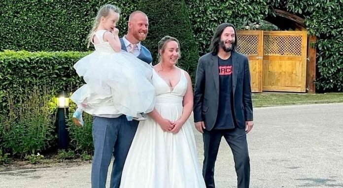 Keanu Reeves belebotlik egy házasodni készülő rajongóba, és megteszi a valaha volt „legkeanuibb” dolgot